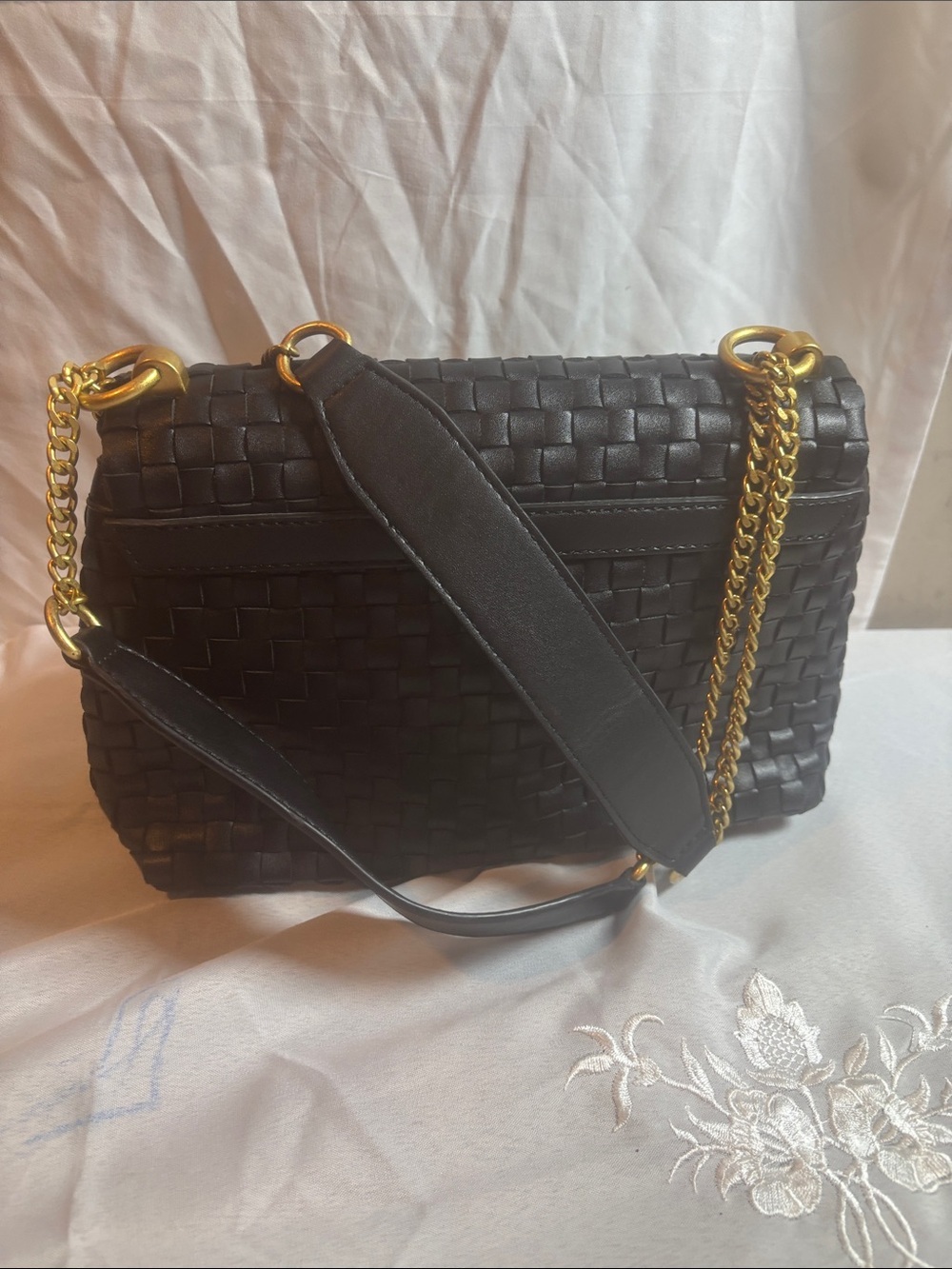 Guess Black Woven Shoulder Bag with Gold-Tone Chain - Picture 3 of 3